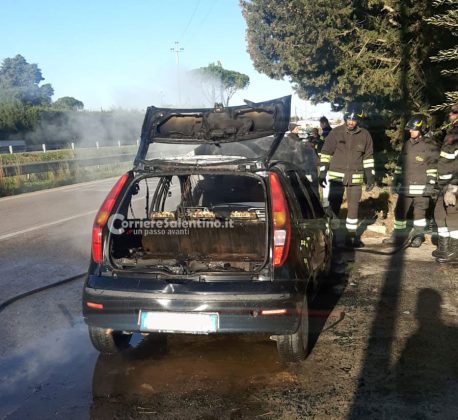 Auto prende fuoco sulla provinciale: conducente accosta e si scatena l'incendio - Corriere Salentino