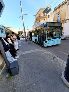 L’inferno dei trasporti pubblici a Lecce, mobilità insostenibile per gli studenti: l’ispezione con l’assessore De Matteis - Corriere Salentino