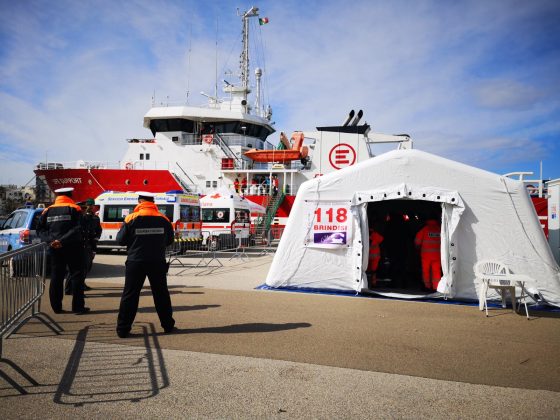 Accolta a Brindisi la nave di Emergency con 105 persone salvate al largo della Libia - Corriere Salentino