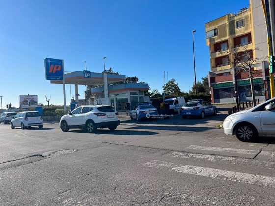 Travolge agente per sottrarsi al controllo e lo trascina per strada, bloccato dai colleghi del poliziotto che evitano il peggio - Corriere Salentino