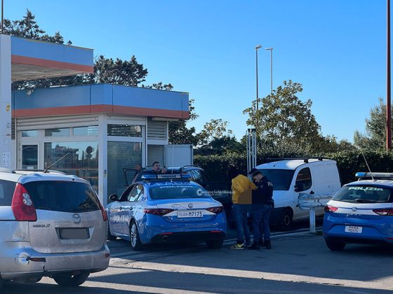 Travolge agente per sottrarsi al controllo e lo trascina per strada, bloccato dai colleghi del poliziotto che evitano il peggio - Corriere Salentino