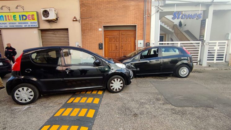 Imbocca contromano la via principale del paese e si schianta contro un'auto: due feriti, lui positivo all'alcol - Corriere Salentino
