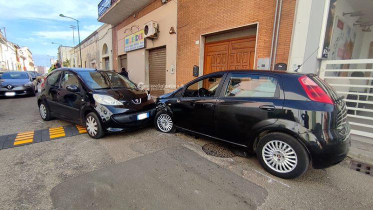 Imbocca contromano la via principale del paese e si schianta contro un'auto: due feriti, lui positivo all'alcol - Corriere Salentino