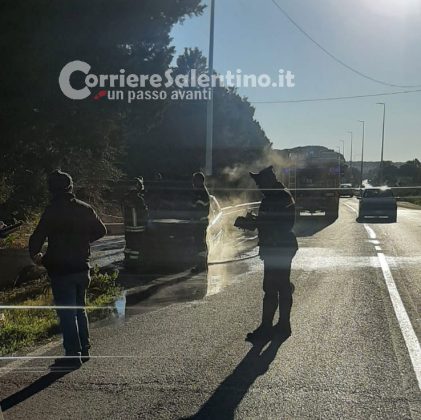 Auto prende fuoco sulla provinciale: conducente accosta e si scatena l'incendio - Corriere Salentino