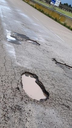 “Crateri” in tangenziale, attenzione alla buca grande più di una pizza - Corriere Salentino