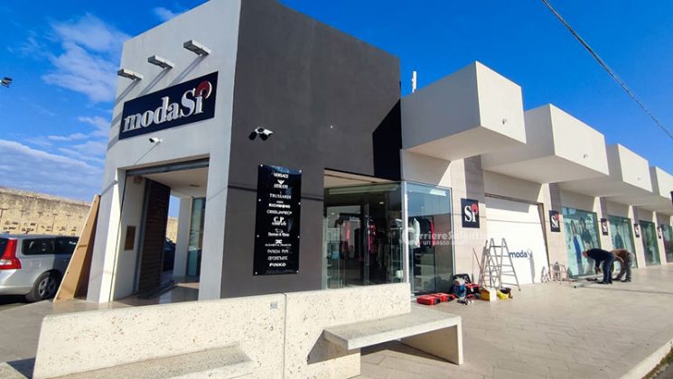 Terza spaccata ai danni del negozio di moda, in fuga con abiti Moschino e Armani: caccia alla banda - Corriere Salentino