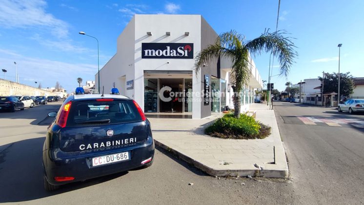 Terza spaccata ai danni del negozio di moda, in fuga con abiti Moschino e Armani: caccia alla banda - Corriere Salentino