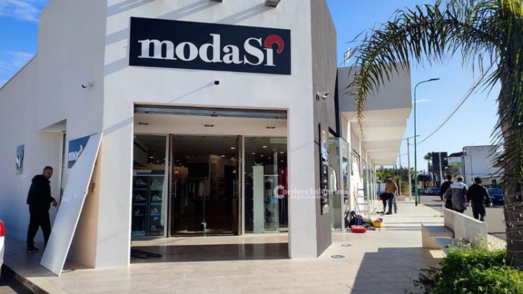 Terza spaccata ai danni del negozio di moda, in fuga con abiti Moschino e Armani: caccia alla banda - Corriere Salentino