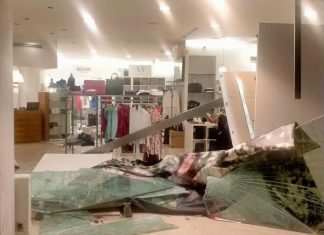 Terza spaccata ai danni del negozio di moda, in fuga con abiti Moschino e Armani: caccia alla banda