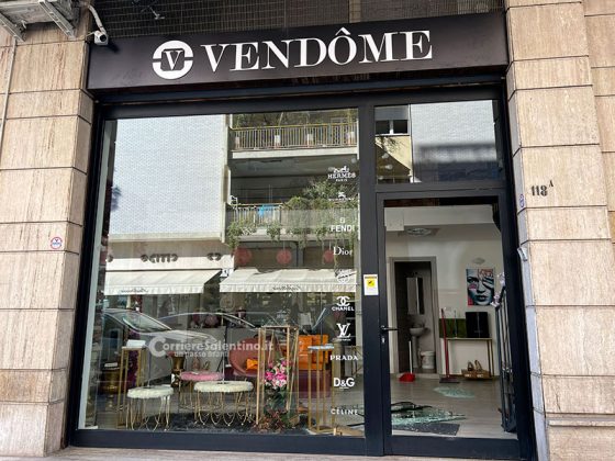 Sfondano vetrata e rubano borse di lusso, furto a segno nel pieno centro di Lecce - Corriere Salentino