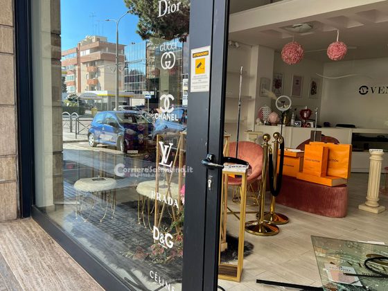 Sfondano vetrata e rubano borse di lusso, furto a segno nel pieno centro di Lecce - Corriere Salentino