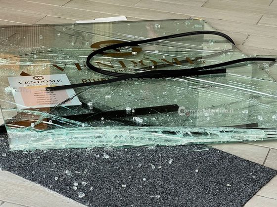Sfondano vetrata e rubano borse di lusso, furto a segno nel pieno centro di Lecce - Corriere Salentino