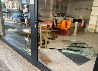 Sfondano vetrata e rubano borse di lusso, furto a segno nel pieno centro di Lecce