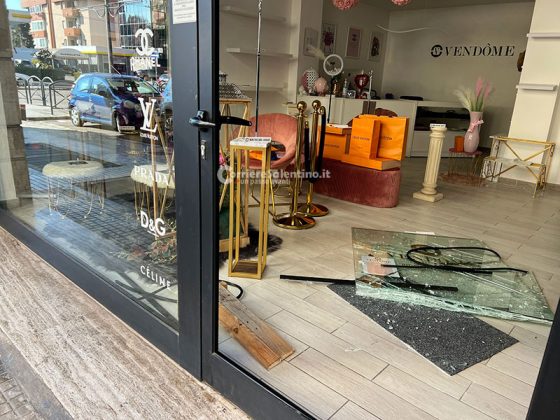 Sfondano vetrata e rubano borse di lusso, furto a segno nel pieno centro di Lecce - Corriere Salentino