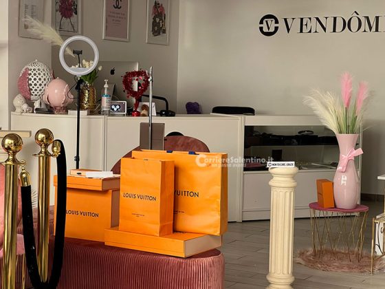 Sfondano vetrata e rubano borse di lusso, furto a segno nel pieno centro di Lecce - Corriere Salentino