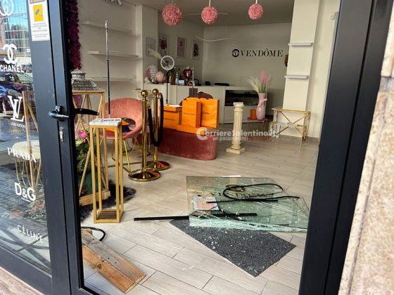 Sfondano vetrata e rubano borse di lusso, furto a segno nel pieno centro di Lecce - Corriere Salentino
