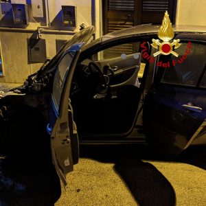 Ancora fiamme nel Salento: a fuoco un'altra auto. Danni alla parte anteriore, indagini in corso - Corriere Salentino