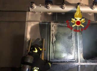 Divampa incendio in un’azienda metalmeccanica, vigili del fuoco al lavoro nella zona industriale