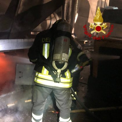 Divampa incendio in un'azienda metalmeccanica, vigili del fuoco al lavoro nella zona industriale - Corriere Salentino