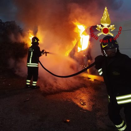 Fiamme all’alba sulla statale 613, incendio avvolge furgone che trasportava giornali: illeso il conducente - Corriere Salentino