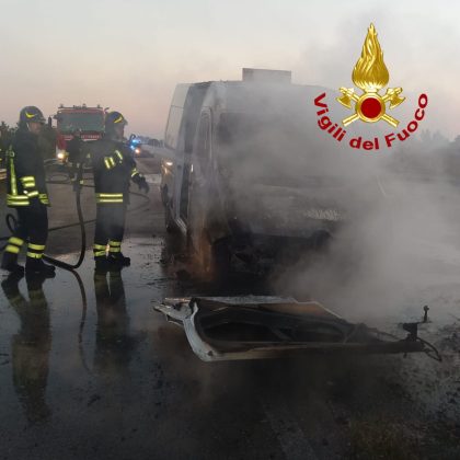 Fiamme all’alba sulla statale 613, incendio avvolge furgone che trasportava giornali: illeso il conducente - Corriere Salentino