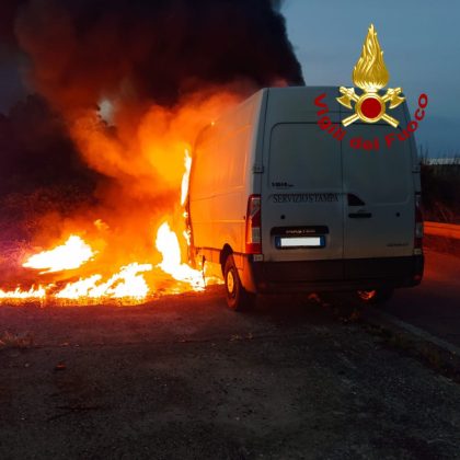 Fiamme all’alba sulla statale 613, incendio avvolge furgone che trasportava giornali: illeso il conducente - Corriere Salentino