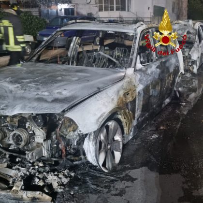 Notte di fuoco a pochi passi da Lecce, bruciate cinque auto nella stessa strada - Corriere Salentino