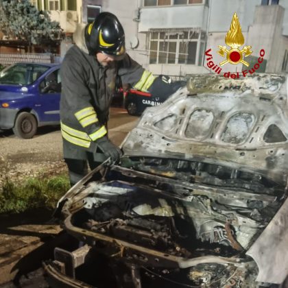 Notte di fuoco a pochi passi da Lecce, bruciate cinque auto nella stessa strada - Corriere Salentino