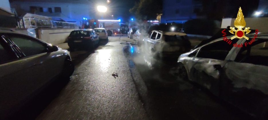 Notte di fuoco a pochi passi da Lecce, bruciate cinque auto nella stessa strada - Corriere Salentino