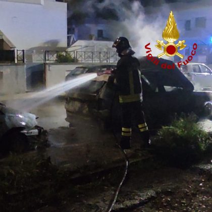 Notte di fuoco a pochi passi da Lecce, bruciate cinque auto nella stessa strada - Corriere Salentino
