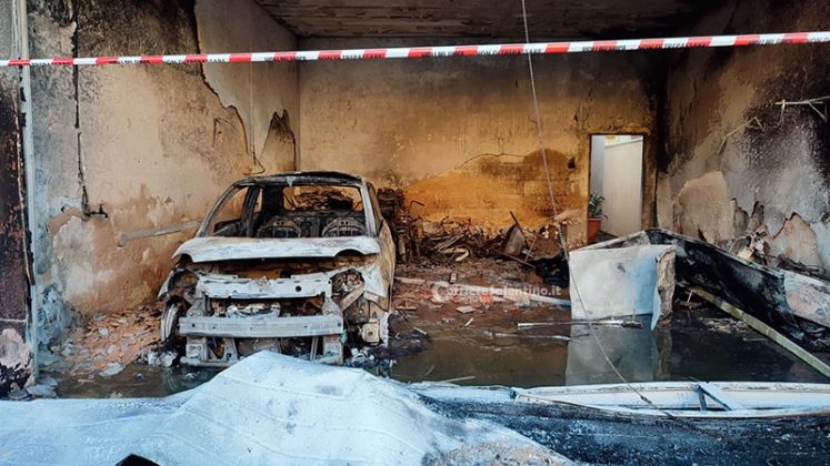 Divampa incendio nel garage-deposito: in fumo auto, camion e attrezzi agricoli. Danni ingenti, locale inagibile - Corriere Salentino