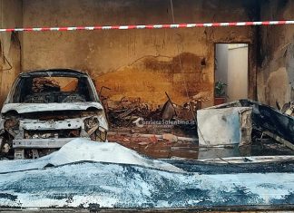 Divampa incendio nel garage-deposito: in fumo auto, camion e attrezzi agricoli. Danni ingenti, locale inagibile