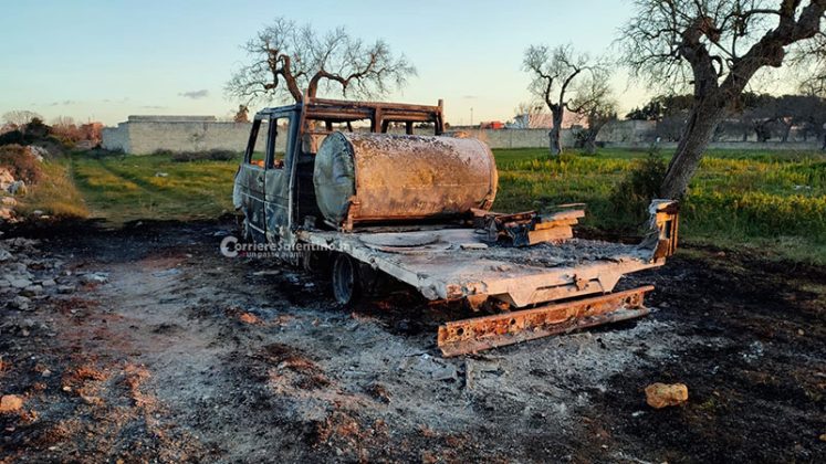 Divampa incendio nel garage-deposito: in fumo auto, camion e attrezzi agricoli. Danni ingenti, locale inagibile - Corriere Salentino