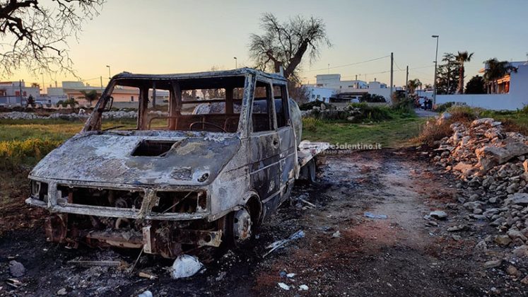 Divampa incendio nel garage-deposito: in fumo auto, camion e attrezzi agricoli. Danni ingenti, locale inagibile - Corriere Salentino