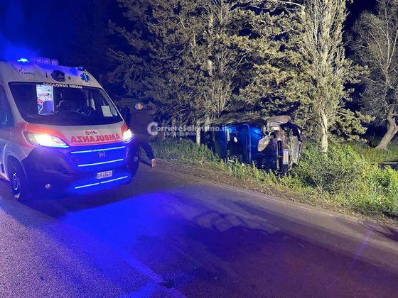 Fuori strada sulla provinciale, l'auto si ribalta: ferito in ospedale con codice rosso - Corriere Salentino