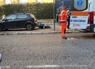 Scontro tra auto e moto sulla circonvallazione: lievi ferite per il centauro