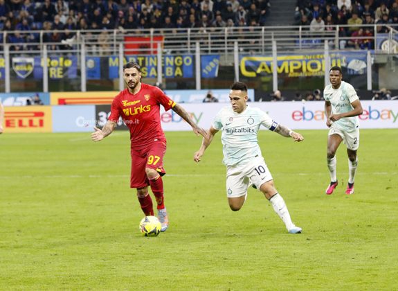 Le luci a San Siro sono solo per l’Inter: Lecce mai pericoloso, contro i nerazzurri finisce 2 a 0 - Corriere Salentino