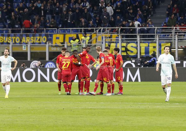 Le luci a San Siro sono solo per l’Inter: Lecce mai pericoloso, contro i nerazzurri finisce 2 a 0 - Corriere Salentino