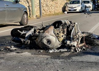 Tragedia sulla litoranea: dopo lo schianto con un’auto, la moto prende fuoco. Muore giovane centauro