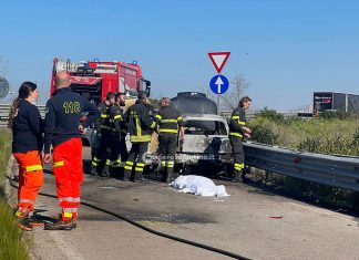 Auto a fuoco dopo lo schianto in tangenziale, nulla da fare per una 32enne