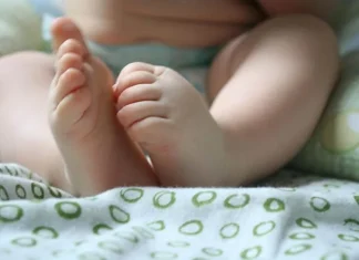 Cade dalle braccia della babysitter e muore, aperta un’inchiesta sulla morte di una neonata