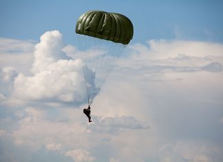 Tragedia nei cieli del Piemonte: il paracadute non si apre, muore avvocato 63enne