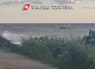 In mare per fare windsurf, sparisce tra le onde e scatta l’allarme: ritrovato sano e salvo a riva