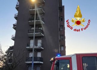 Si siede sul davanzale e si sporge: bambino rischia di cadere dal quinto piano di un palazzo