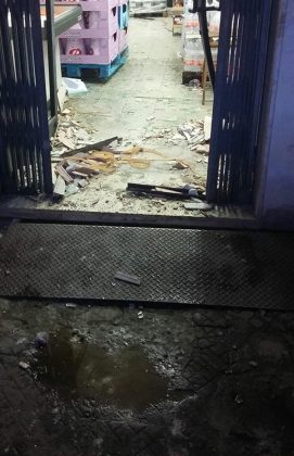 Misteriosa intimidazione in serata, bomba carta sventra la saracinesca di un alimentari - Corriere Salentino