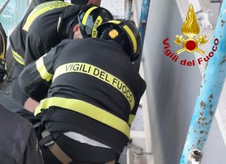 Sale su un’impalcatura e minaccia il suicidio, 23enne bloccata e salvata dai vigili del fuoco