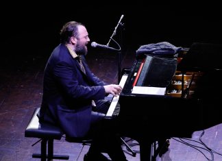 Raphael Gualazzi al teatro Apollo: “Lecce luogo del cuore”. Il jazzista di fama internazionale, per la seconda volta ospite della Camerata Musicale Salentina