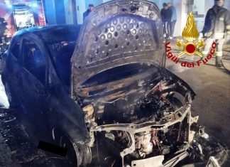 Ancora incendi d’auto ad Ugento, terza vettura a fuoco in pochi giorni: brucia la Corsa di una donna
