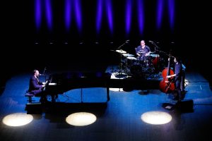 Raphael Gualazzi al teatro Apollo: “Lecce luogo del cuore”. Il jazzista di fama internazionale, per la seconda volta ospite della Camerata Musicale Salentina - Corriere Salentino