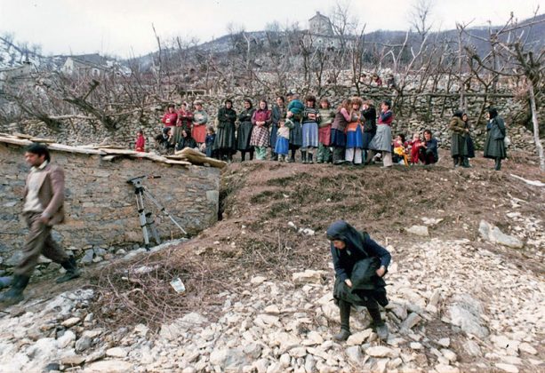 Vernissage alla Biblioteca Bernardini della mostra “Il grigio della speranza.Trent’anni fa. Paesaggi umani dell’Albania nelle fotografie del colonnello Cesare Borgia” - Corriere Salentino